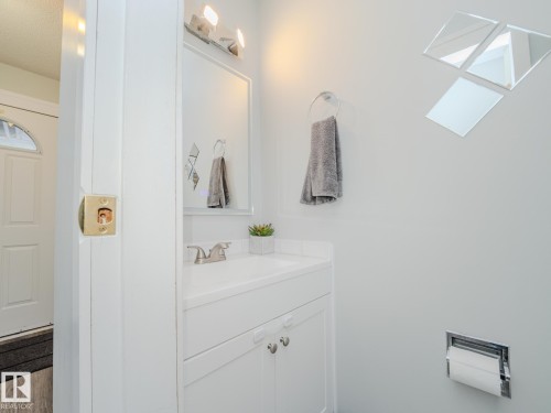 21F Callingwood Court, Edmonton, AB - Indoor Photo Showing Bathroom