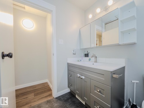 21F Callingwood Court, Edmonton, AB - Indoor Photo Showing Bathroom