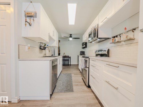 21F Callingwood Court, Edmonton, AB - Indoor Photo Showing Kitchen