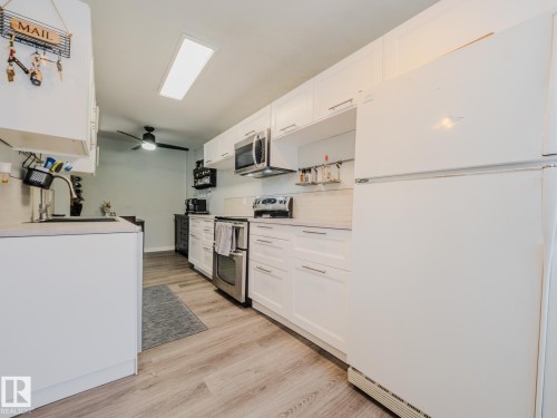 21F Callingwood Court, Edmonton, AB - Indoor Photo Showing Kitchen