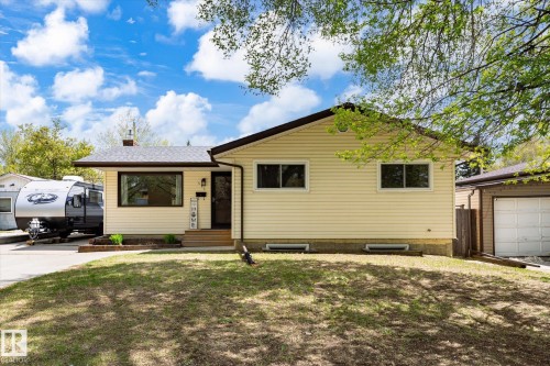 Single-story residence featuring light-colored siding and a dark shingled roof - 111 Grosvenor Boulevard, St. Albert, AB - Outdoor