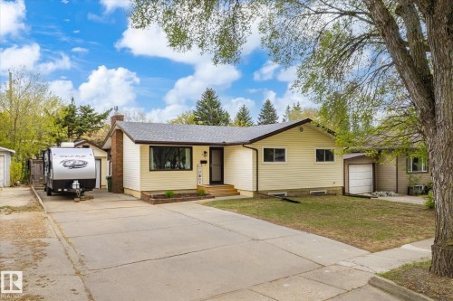 Ranch-style exterior with light yellow siding and dark trim - 111 Grosvenor Boulevard, St. Albert, AB - Outdoor