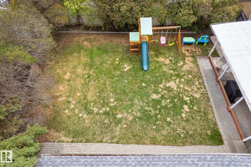 Expansive backyard featuring a paver patio and established perimeter foliage - 111 Grosvenor Boulevard, St. Albert, AB - Outdoor