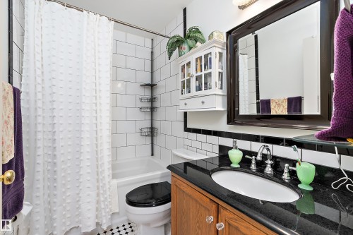9420 102A Avenue, Edmonton, AB - Indoor Photo Showing Bathroom