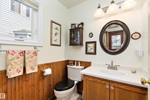 9420 102A Avenue, Edmonton, AB - Indoor Photo Showing Bathroom