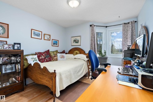 9420 102A Avenue, Edmonton, AB - Indoor Photo Showing Bedroom