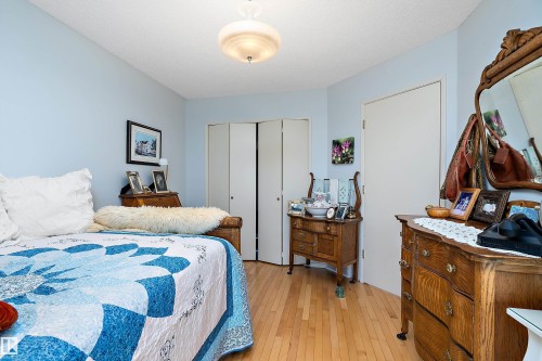 9420 102A Avenue, Edmonton, AB - Indoor Photo Showing Bedroom