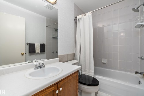 9420 102A Avenue, Edmonton, AB - Indoor Photo Showing Bathroom