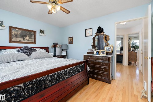 9420 102A Avenue, Edmonton, AB - Indoor Photo Showing Bedroom