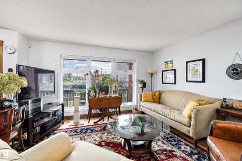 9420 102A Avenue, Edmonton, AB - Indoor Photo Showing Living Room
