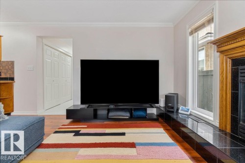 Hardwood-finish flooring with crown molding and baseboards - 956 Ogilvie Boulevard, Edmonton, AB - Indoor Photo Showing Living Room