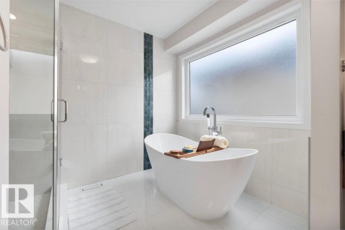 Bathroom - 956 Ogilvie Boulevard, Edmonton, AB - Indoor Photo Showing Bathroom