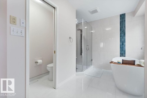Bathroom - 956 Ogilvie Boulevard, Edmonton, AB - Indoor Photo Showing Bathroom