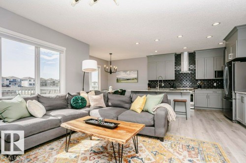 2423 16 Avenue, Edmonton, AB - Indoor Photo Showing Living Room