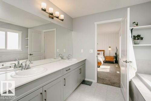 2423 16 Avenue, Edmonton, AB - Indoor Photo Showing Bathroom