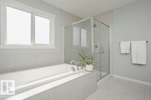 2423 16 Avenue, Edmonton, AB - Indoor Photo Showing Bathroom