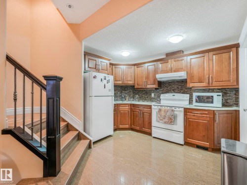 3313 Cameron Heights Landing Landing, Edmonton, AB - Indoor Photo Showing Kitchen