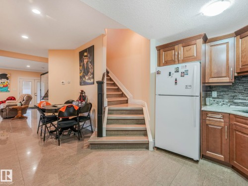 3313 Cameron Heights Landing Landing, Edmonton, AB - Indoor Photo Showing Kitchen