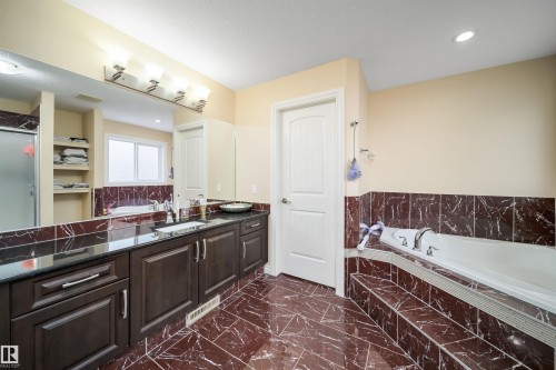 Bathroom - 1508 Cunningham Cape Cape, Edmonton, AB - Indoor Photo Showing Bathroom