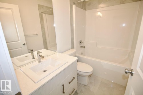 Upper 3862 Chrustawka Place Sw, Edmonton, AB - Indoor Photo Showing Bathroom