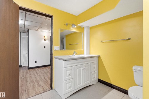 9025 152 Street, Edmonton, AB - Indoor Photo Showing Bathroom