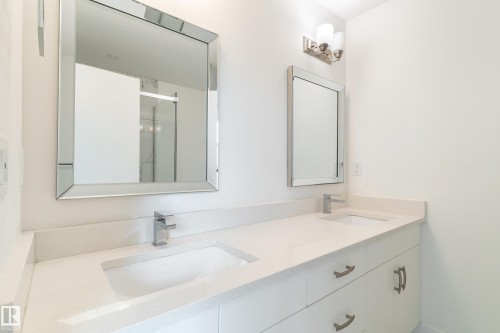 15204 108 Avenue, Edmonton, AB - Indoor Photo Showing Bathroom