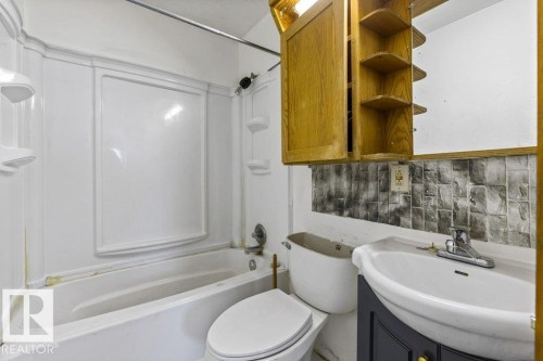 13218 116 Avenue, Edmonton, AB - Indoor Photo Showing Bathroom