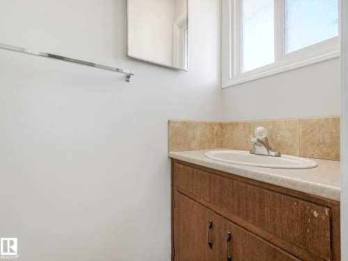 17603 84 Avenue Nw, Edmonton, AB - Indoor Photo Showing Bathroom