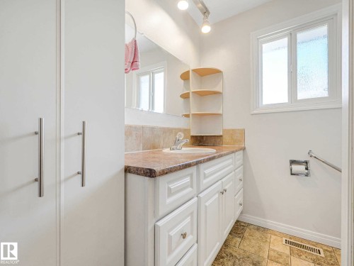17603 84 Avenue Nw, Edmonton, AB - Indoor