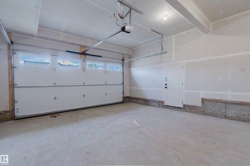 224 Edgemont Green, Edmonton, AB - Indoor Photo Showing Garage