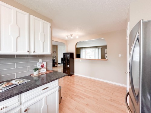 53 Alpine Boulevard, St. Albert, AB - Indoor Photo Showing Kitchen With Upgraded Kitchen