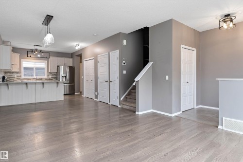 357 Desrochers Boulevard, Edmonton, AB - Indoor Photo Showing Kitchen
