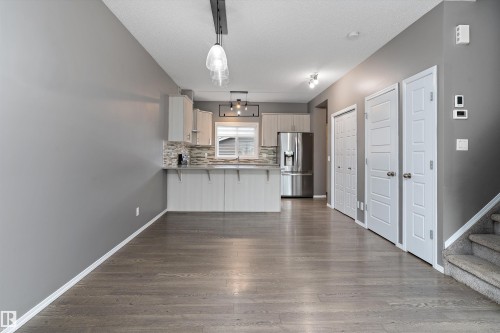 357 Desrochers Boulevard, Edmonton, AB - Indoor Photo Showing Kitchen