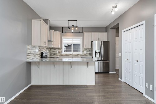 357 Desrochers Boulevard, Edmonton, AB - Indoor Photo Showing Kitchen With Upgraded Kitchen