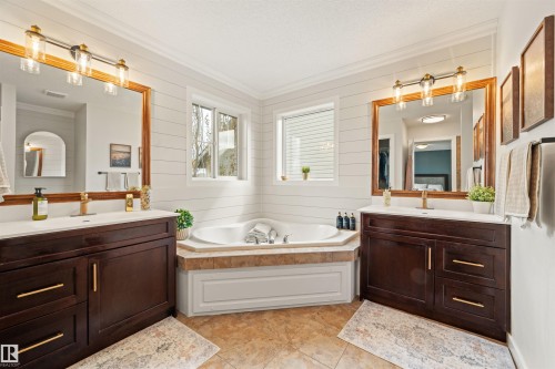 20722 56A Avenue, Edmonton, AB - Indoor Photo Showing Bathroom