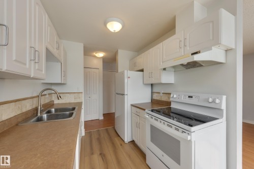 46 11265 31 Avenue, Edmonton, AB - Indoor Photo Showing Kitchen With Double Sink