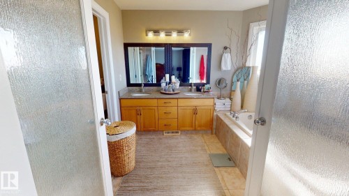 325 Cutts Court, Edmonton, AB - Indoor Photo Showing Bathroom