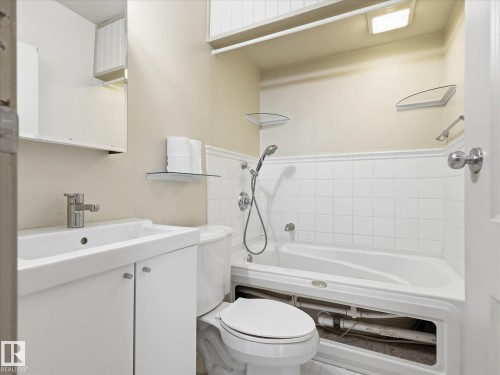 12324 104 Street, Edmonton, AB - Indoor Photo Showing Bathroom