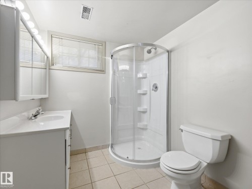 12324 104 Street, Edmonton, AB - Indoor Photo Showing Bathroom