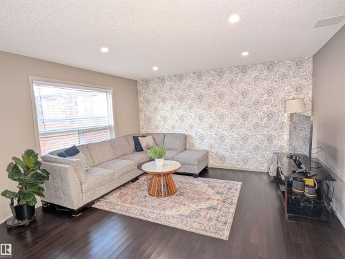 3336 17B Avenue, Edmonton, AB - Indoor Photo Showing Living Room