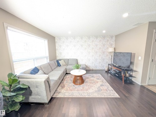 3336 17B Avenue, Edmonton, AB - Indoor Photo Showing Living Room