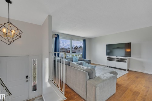 14104 79 Street, Edmonton, AB - Indoor Photo Showing Living Room