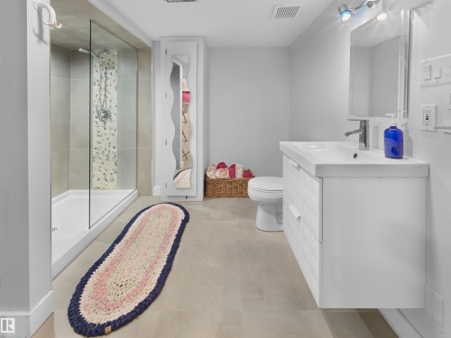 9815 90 Avenue, Edmonton, AB - Indoor Photo Showing Bathroom