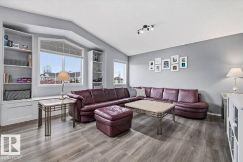 3570 Mclean Crescent, Edmonton, AB - Indoor Photo Showing Living Room