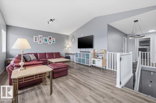 3570 Mclean Crescent, Edmonton, AB - Indoor Photo Showing Living Room
