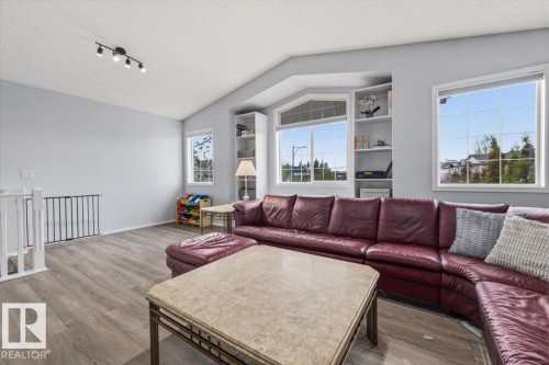 3570 Mclean Crescent, Edmonton, AB - Indoor Photo Showing Living Room