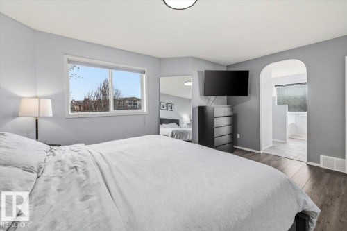 3570 Mclean Crescent, Edmonton, AB - Indoor Photo Showing Bedroom