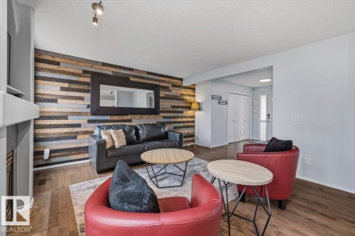 3570 Mclean Crescent, Edmonton, AB - Indoor Photo Showing Living Room