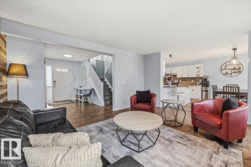 3570 Mclean Crescent, Edmonton, AB - Indoor Photo Showing Living Room