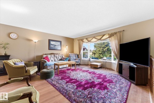 886 Knottwood Road S, Edmonton, AB - Indoor Photo Showing Living Room